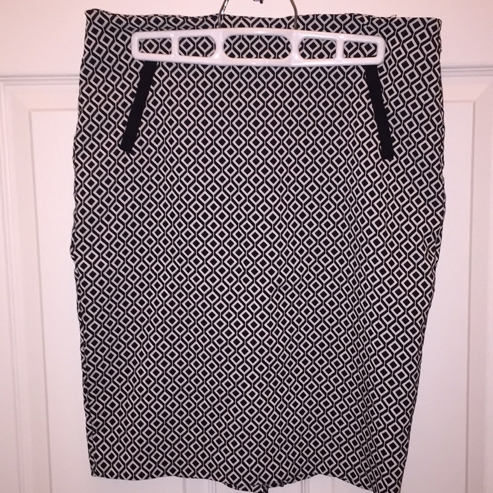 Black and White Diamond Pattern Pencil Skirt